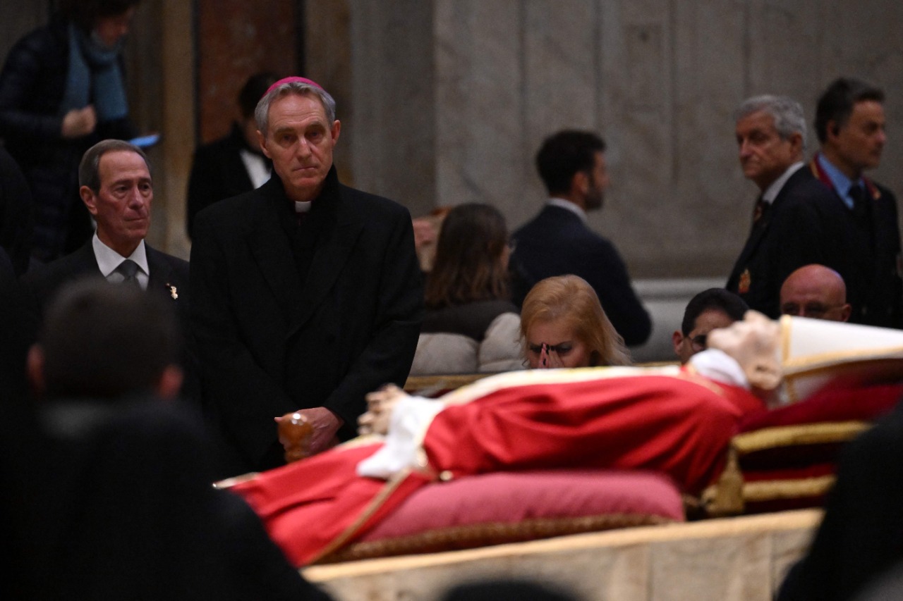 135.000 personas acuden a la capilla ardiente de Benedicto XVI.
