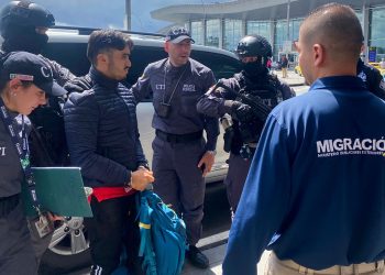 Colombia deporta a expolicía ecuatoriano por asesinar a su esposa.
