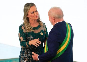 Nueva ministra de Turismo hizo campaña en 2018 con un paramilitar preso.