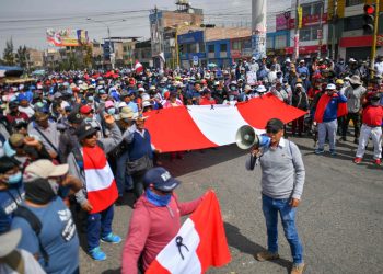 Protestas contra el gobierno en Perú reinician con bloqueo de vías.