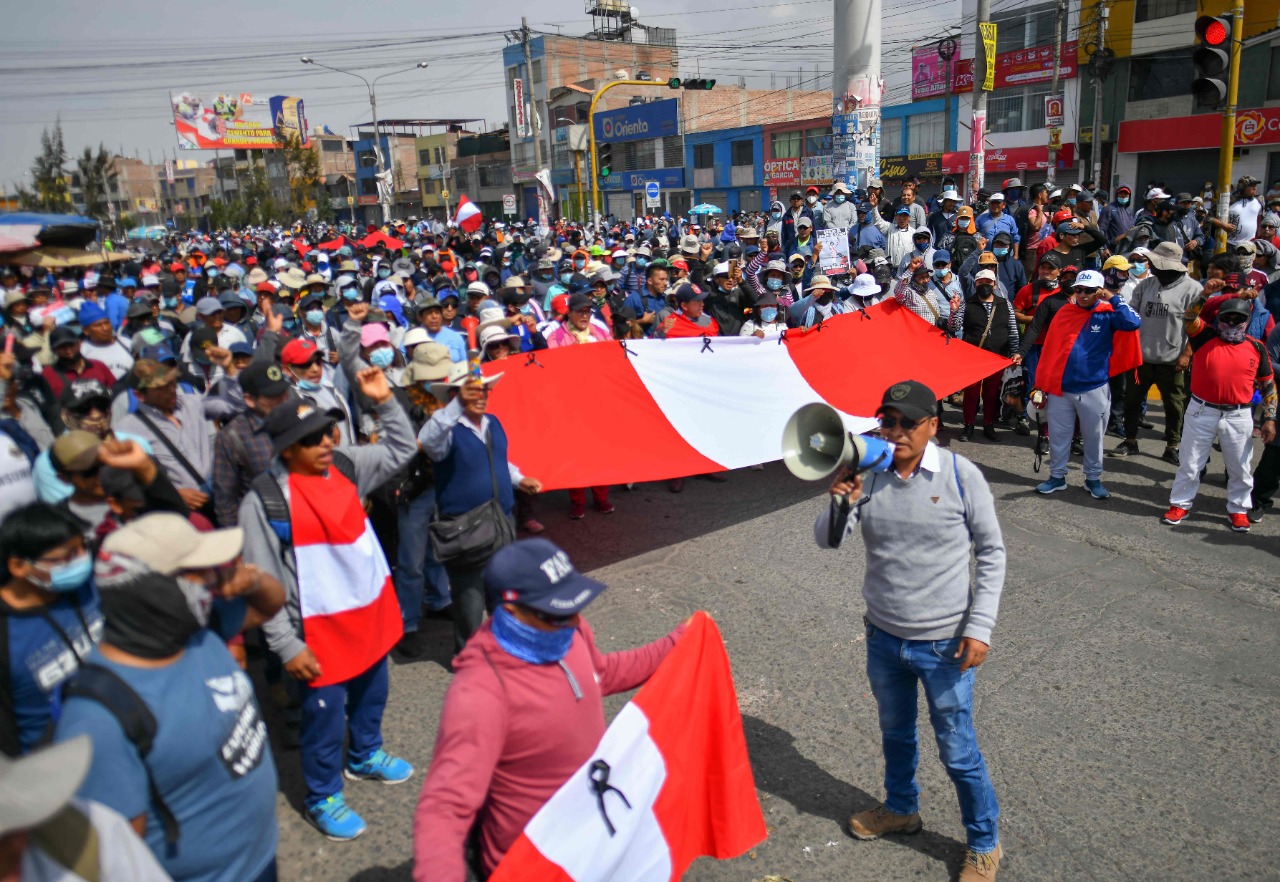 Protestas contra el gobierno en Perú reinician con bloqueo de vías.