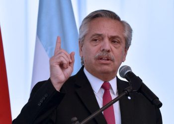 Presidente argentino impulsa juicio político a Corte Suprema.