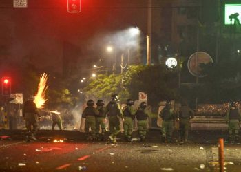 Ante el asedio de manifestantes, Del Castillo dice que policías solo usan armas ‘disuasivas’