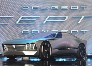 Peugeot quiere atraer a jóvenes conductores con su prototipo tecnológico Inception.