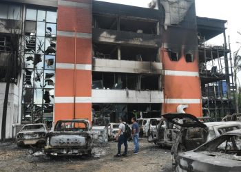 ¿Debe seguir en pie el edificio quemado de la Fiscalía de Santa Cruz? El daño es del 90%
