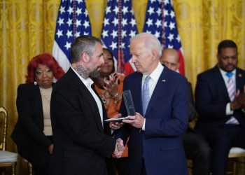 Biden entrega medallas de honor por 'proteger el Capitolio'.