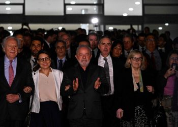 Lula obtiene respaldo para condenar a 'vándalos' que atacaron Brasilia.