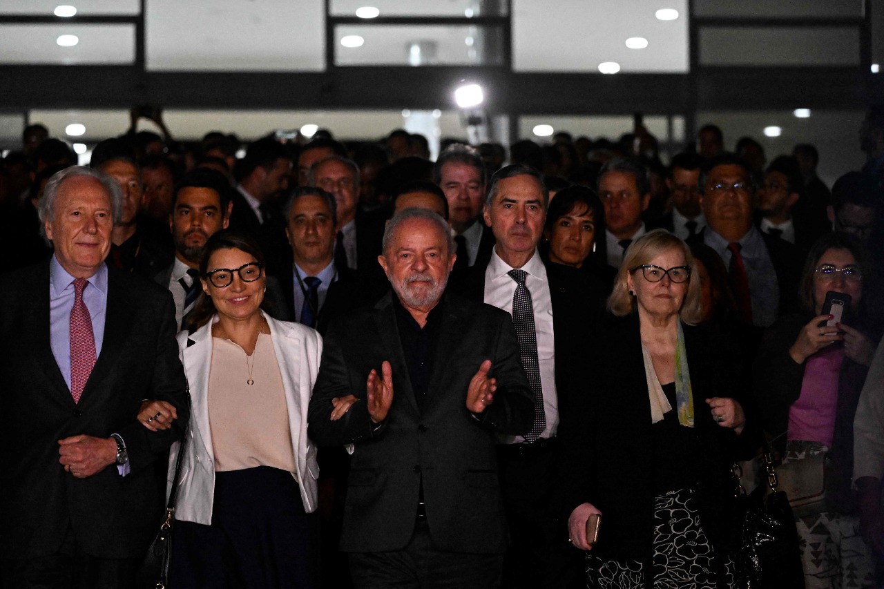 Lula obtiene respaldo para condenar a 'vándalos' que atacaron Brasilia.