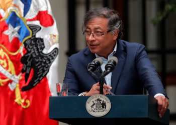Petro tacha de 'masacre' la actuación policial en enfrentamientos de Perú.