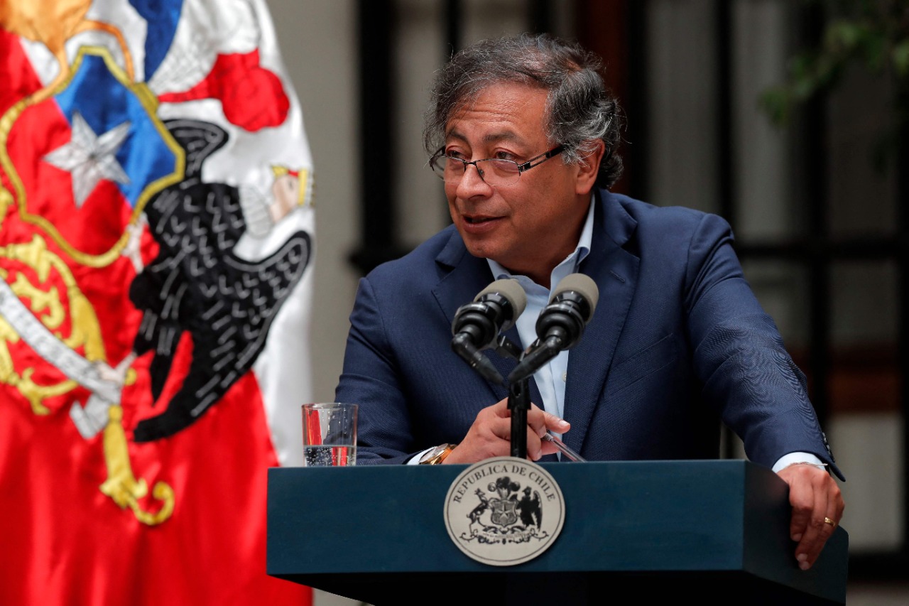 Petro tacha de 'masacre' la actuación policial en enfrentamientos de Perú.
