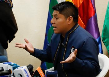 El senador Loza emite declaraciones a los medios de comunicación. Foto: APG.