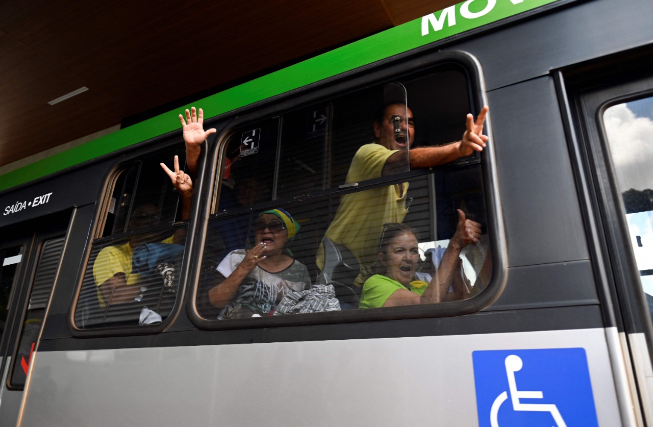 Policía libera a cientos de simpatizantes de Bolsonaro.