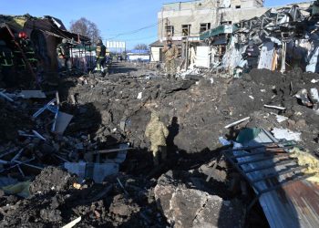 Rusia bombardea ciudad ucraniana de Járkov.