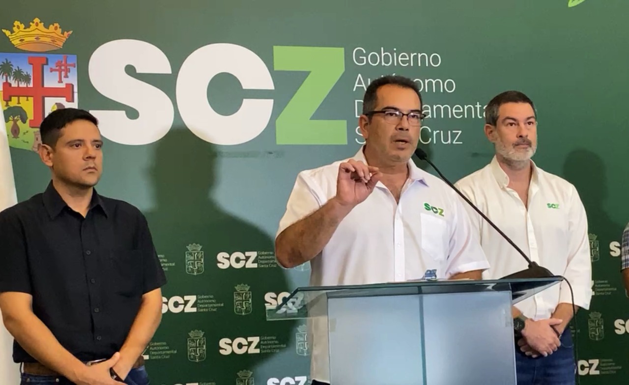 Autoridades de la gobernación cruceña brindaron hoy una conferencia de prensa. Foto: Gobernación Santa Cruz.