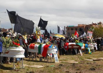 Juliaca pone pausa a protestas en Perú para llorar a sus muertos.