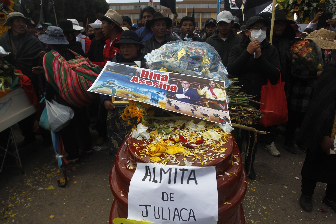 Aumentan a 20 lo fallecidos por enfrentamientos en Juliaca, Perú.