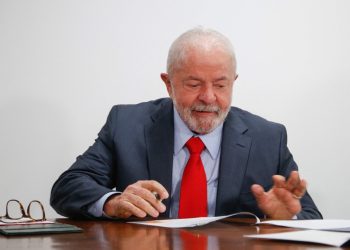 Lula anuncia 'dureza' contra bolsonarismo.