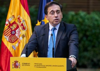 Albares anuncia que España reanudará la cooperación con Guinea Bissau.