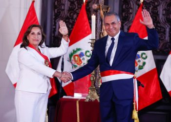 La presidenta de Perú nombra nuevos ministros en una nueva reestructuración de su gabinete.