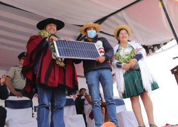 El Gobierno entrega viviendas sociales y paquetes para energía fotovoltaica en El Puente