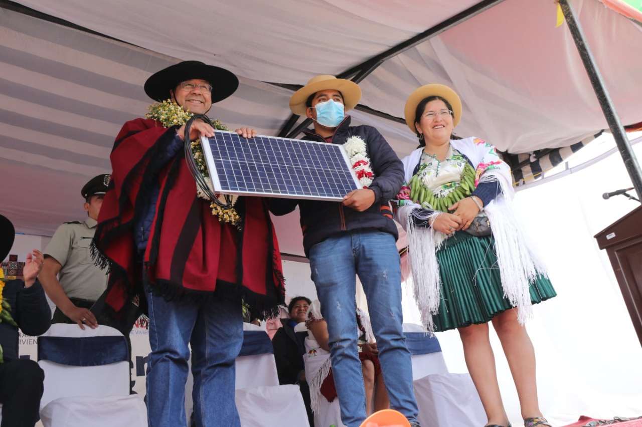 El Gobierno entrega viviendas sociales y paquetes para energía fotovoltaica en El Puente