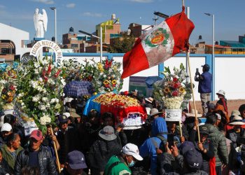 Juliaca sepulta a sus muertos tras choques de manifestantes con uniformados esta semana.