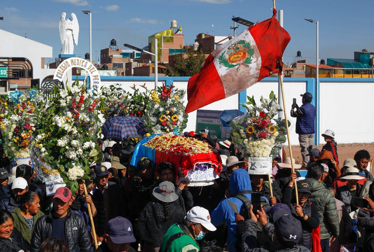 Juliaca sepulta a sus muertos tras choques de manifestantes con uniformados esta semana.