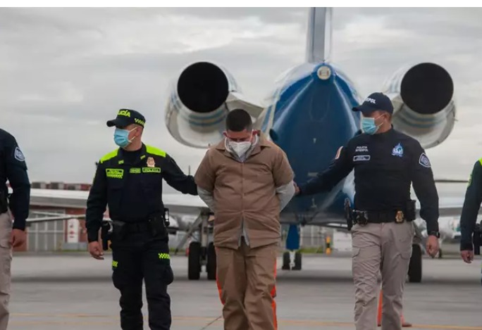 Fiscalía de Colombia desestima la petición del Gobierno para suspender la detención de exjefes paramilitares.