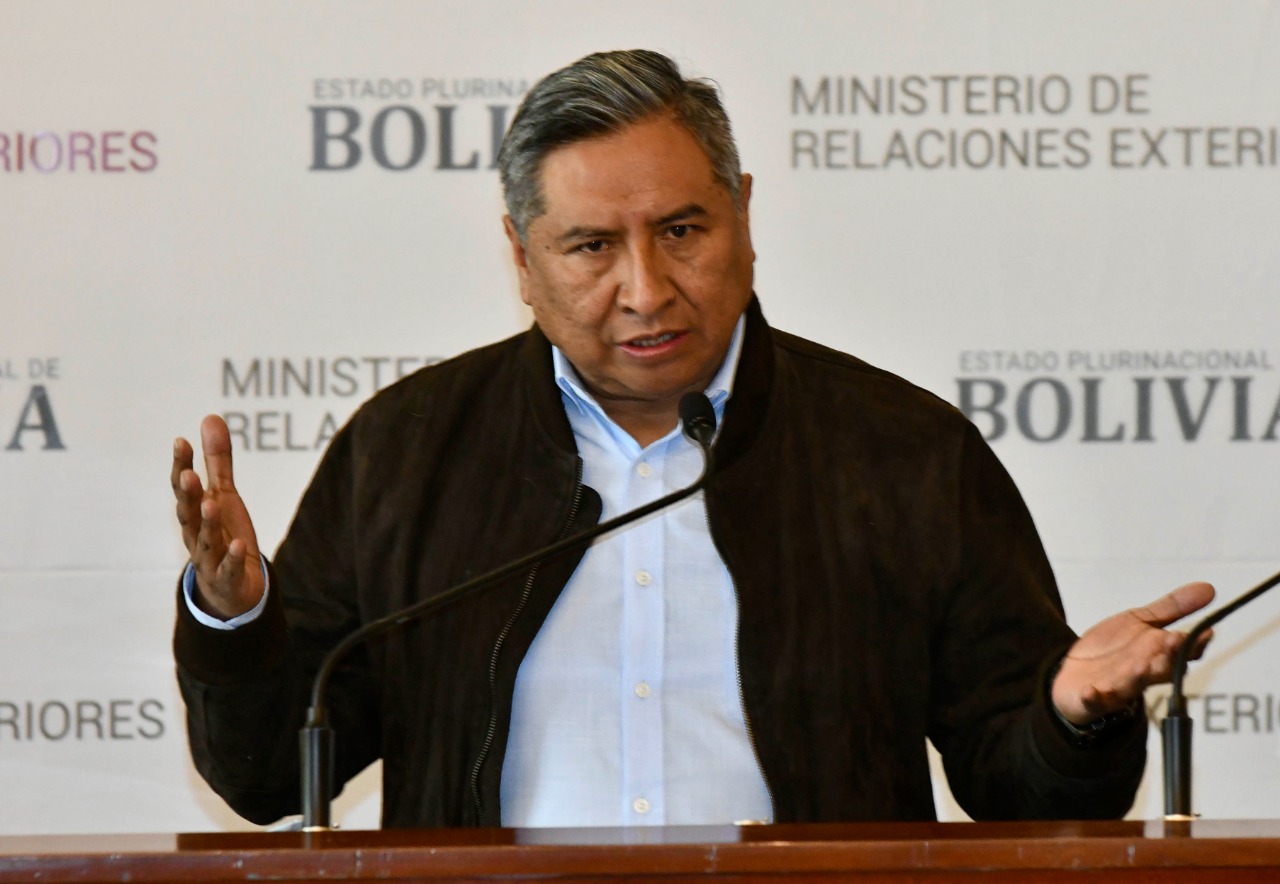 El canciller Mayta durante la conferencia de prensa. Foto: APG.