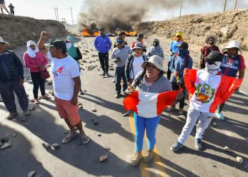 Fiscalía de Perú informa de la detención de más de 300 ciudadanos por las protestas antigubernamentales.