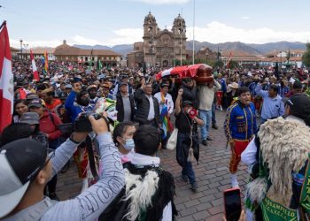 Crece presión política en Perú con marchas extendidas a Lima.