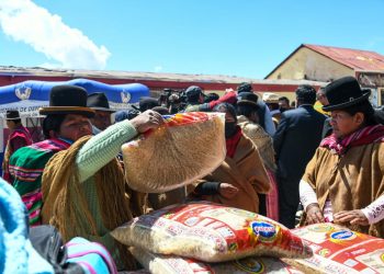 Defensa entrega 96 toneladas de ayuda humanitaria a 6 municipios de Cochabamba