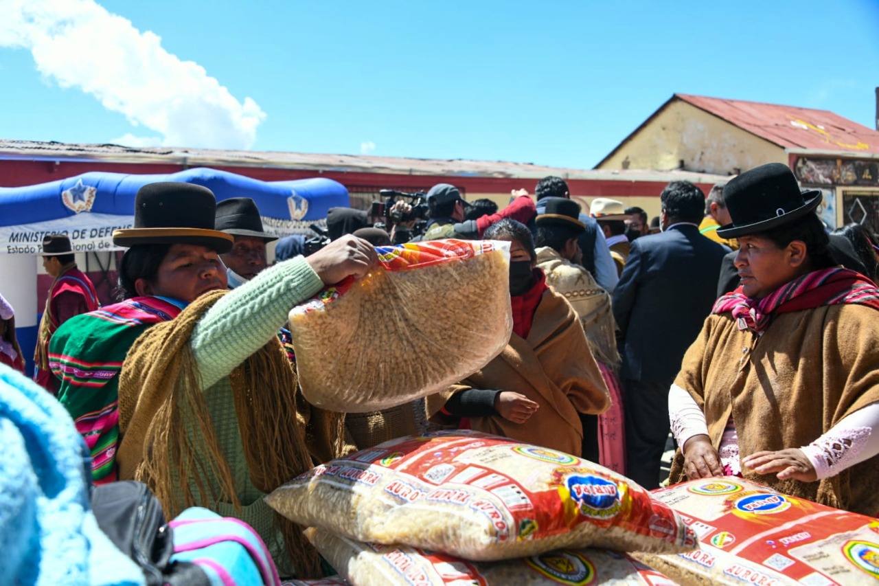 Defensa entrega 96 toneladas de ayuda humanitaria a 6 municipios de Cochabamba