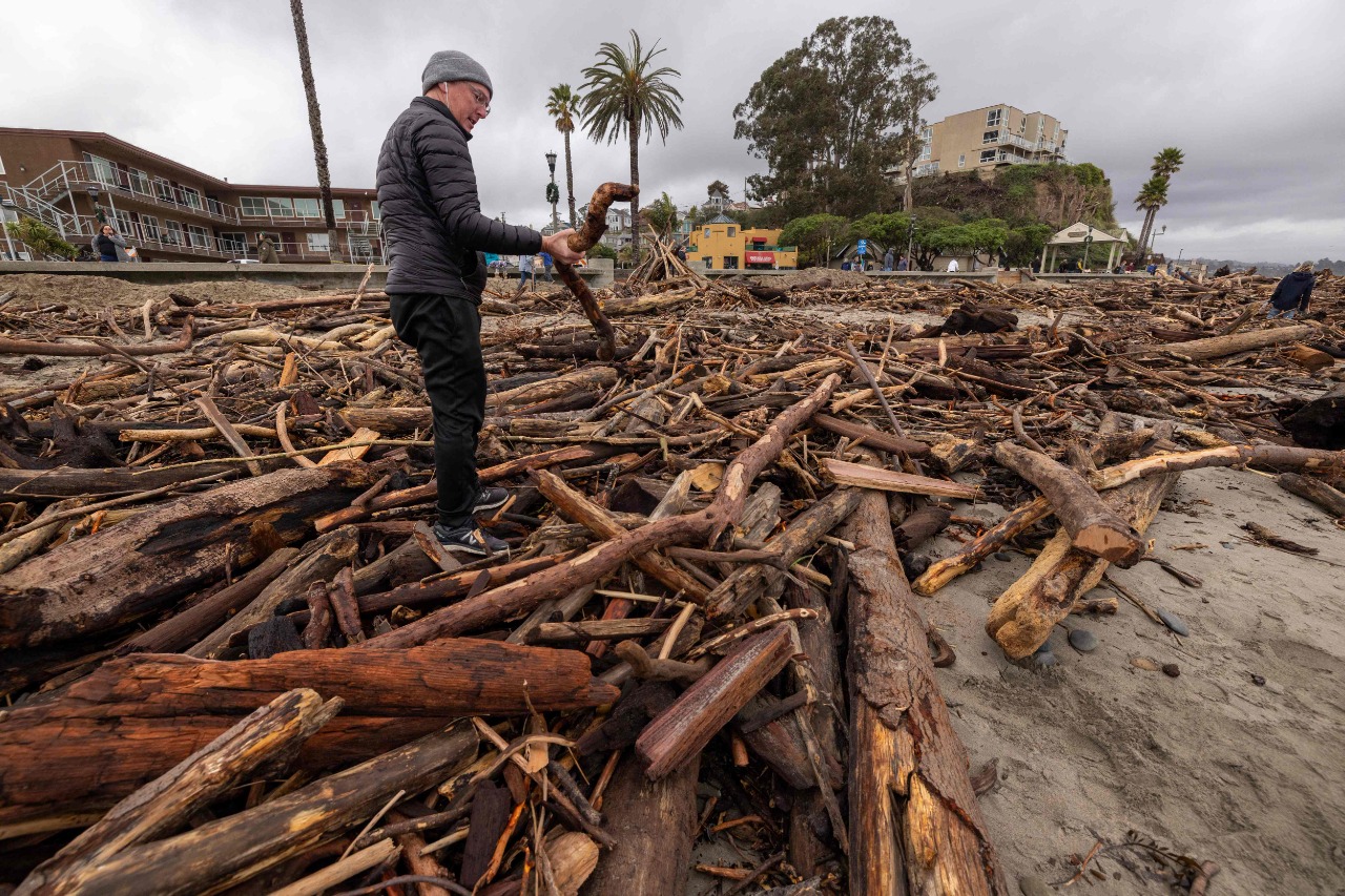 Biden visitará California para evaluar los daños por las tormentas.