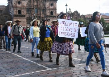 Campesinos de Perú marchan a Lima para pedir la renuncia de la presidenta.