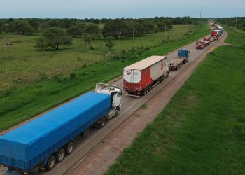 Choferes sufren agresiones y destrozos de motorizados por bloqueadores en Santa Cruz