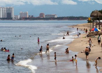 México prohíbe fumar en playas, parques y otros espacios públicos.