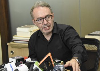 El vocero Richter durante una conferencia de prensa. Foto: ABI.