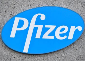 Pfizer venderá más medicamentos al costo a países pobres.