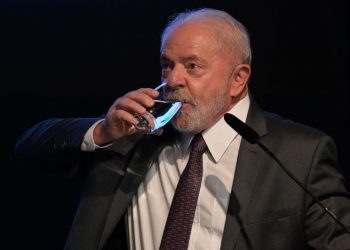 Lula echa a 40 militares de la residencia presidencial.