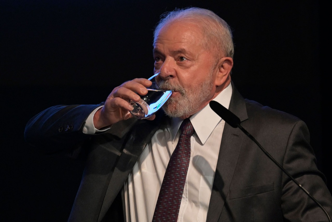 Lula echa a 40 militares de la residencia presidencial.