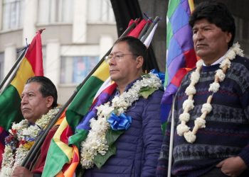 David Choquehuanca, Luis Arce y Evo Morales durante una concentración en La Paz. Foto: AFP.