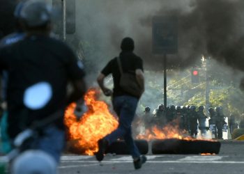 Durante las movilizaciones hubo quemas, saqueos y destrozos. Foto: AFP.