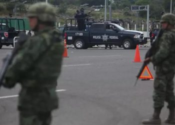 Hallan diez cuerpos en bolsas con restos humanos en el centro de México.