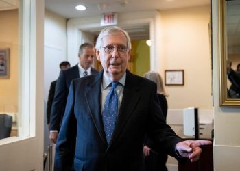 Mitch McConnell pide al Departamento de Justicia que trate por igual a Trump y Biden.