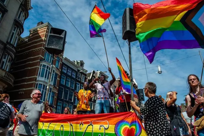Países Bajos prohíbe en su Constitución la discriminación por orientación sexual y discapacidad.