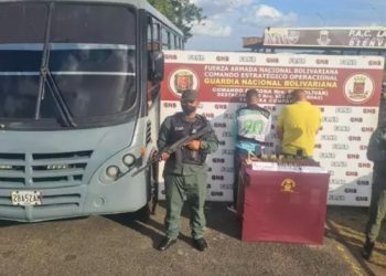 Detenidos en Venezuela dos sujetos que traficaban con 'material de guerra'.