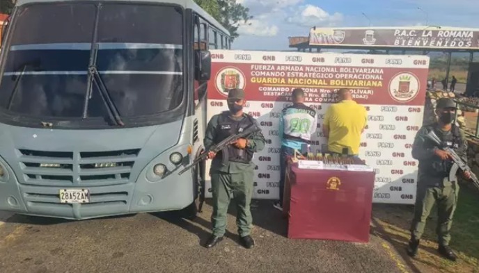 Detenidos en Venezuela dos sujetos que traficaban con 'material de guerra'.