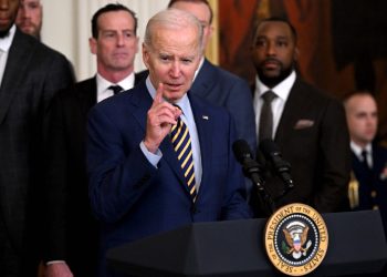 Biden llora a víctimas de helicóptero estrellado en Ucrania. EEUU default