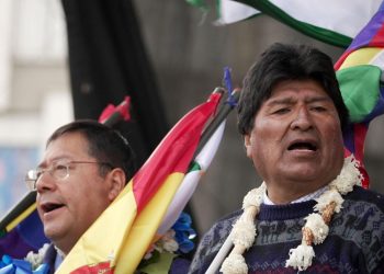 Arce y Morales durante un encuentro del partido de gobierno. Foto: AFP.